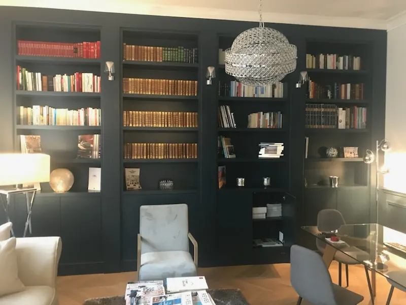 Création d'une bibliothèque en bois, sur mesure, bleu marine avec appliques murales