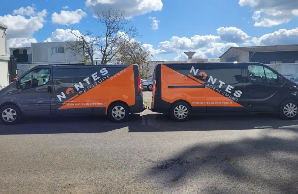 Camion Nantes Agencement devant un chantier