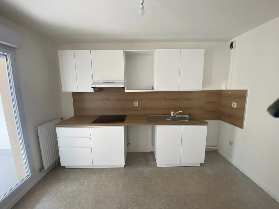 Création d'une cuisine blanche sur mesure pour un appartement