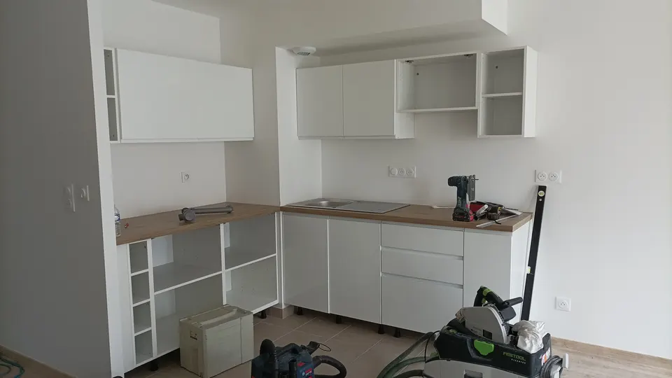 Cuisine blanche d'angle sur mesure — vue 3 sur 3