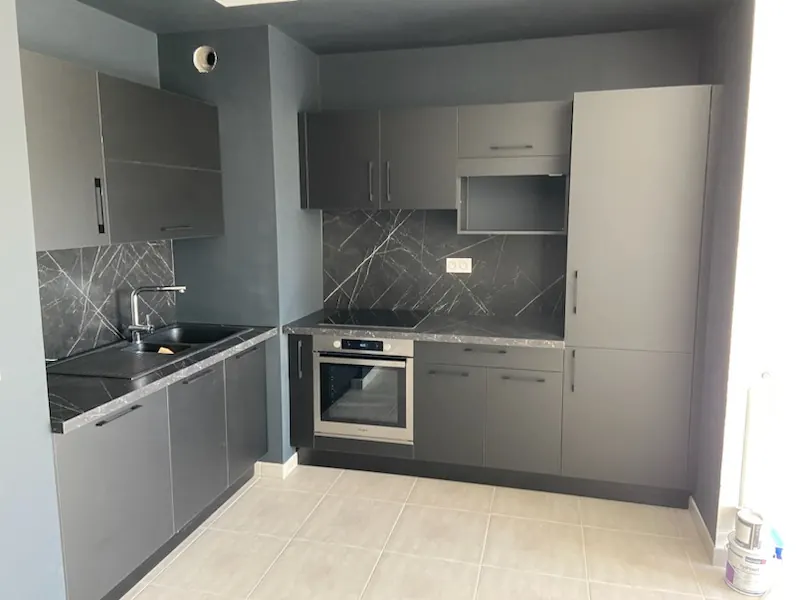 Grande cuisine grise, plan effet marbre — vue 2 sur 2