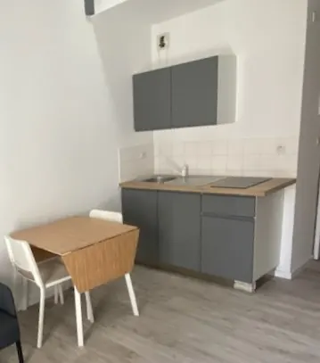 Petite cuisine grise sur mesure — vue 2 sur 2