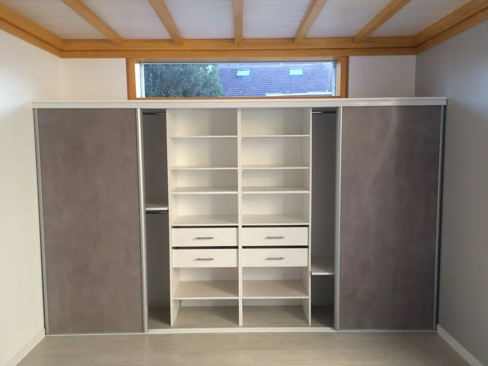 Dressing sur mesure à portes coulissantes — vue 3 sur 3