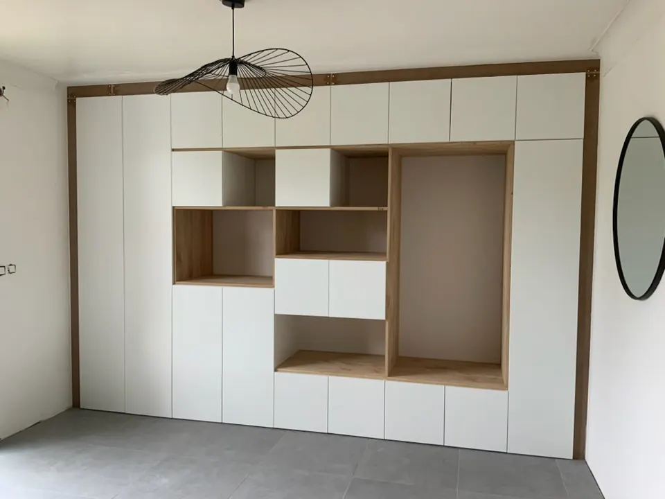 Création d'un meuble de rangement sur mesure, pour un salon, avec une combinaison de couleurs blanche et bois