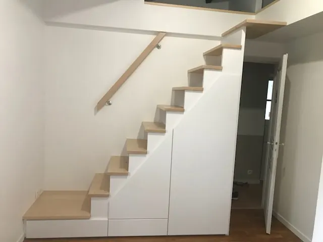 Création d'un escalier en bois avec un meuble sous-escalier