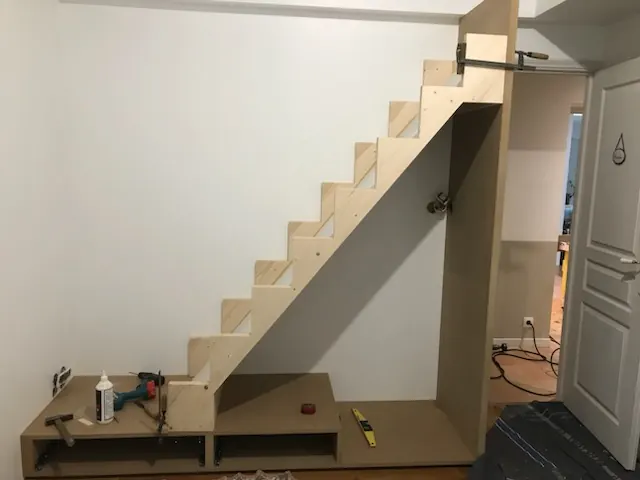 Escalier et meuble sous-escalier — vue 2 sur 3