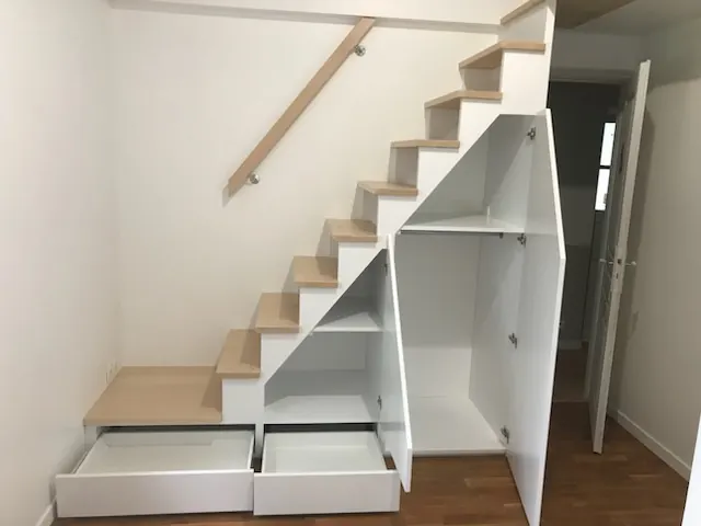 Escalier et meuble sous-escalier — vue 3 sur 3