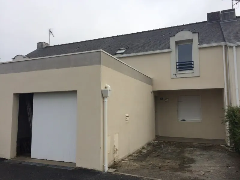 Un nettoyage complet et un traitement anti-mousse ont été réalisés sur la façade de la maison