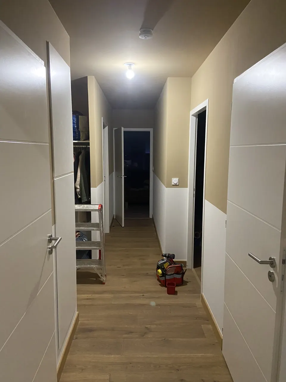 Mise en peinture d'un couloir, mur et plafond