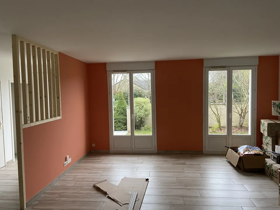 Salon repeint en orange par Nantes Agencement
