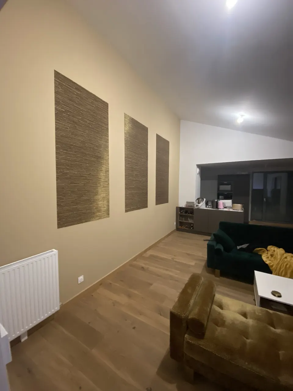 Mise en peinture d'un mur de salon en beige