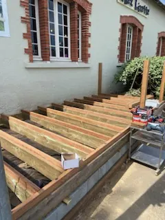 Terrasse bois pour un commerce — vue 2 sur 3