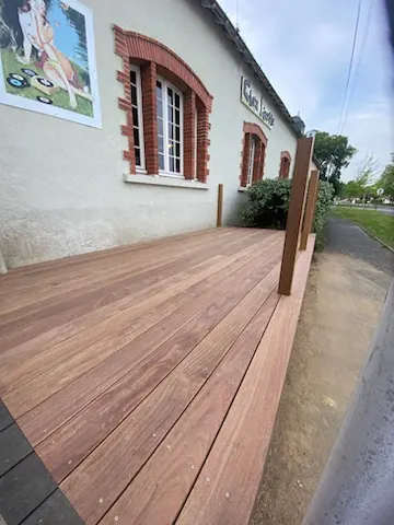 Terrasse bois pour un commerce — vue 3 sur 3
