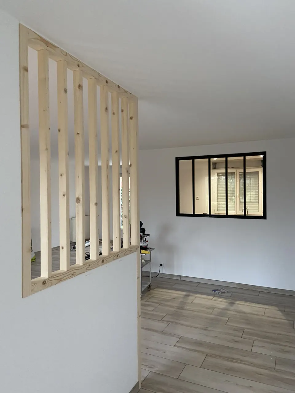 Claustra en bois et verrière réalisés par Nantes Agencement